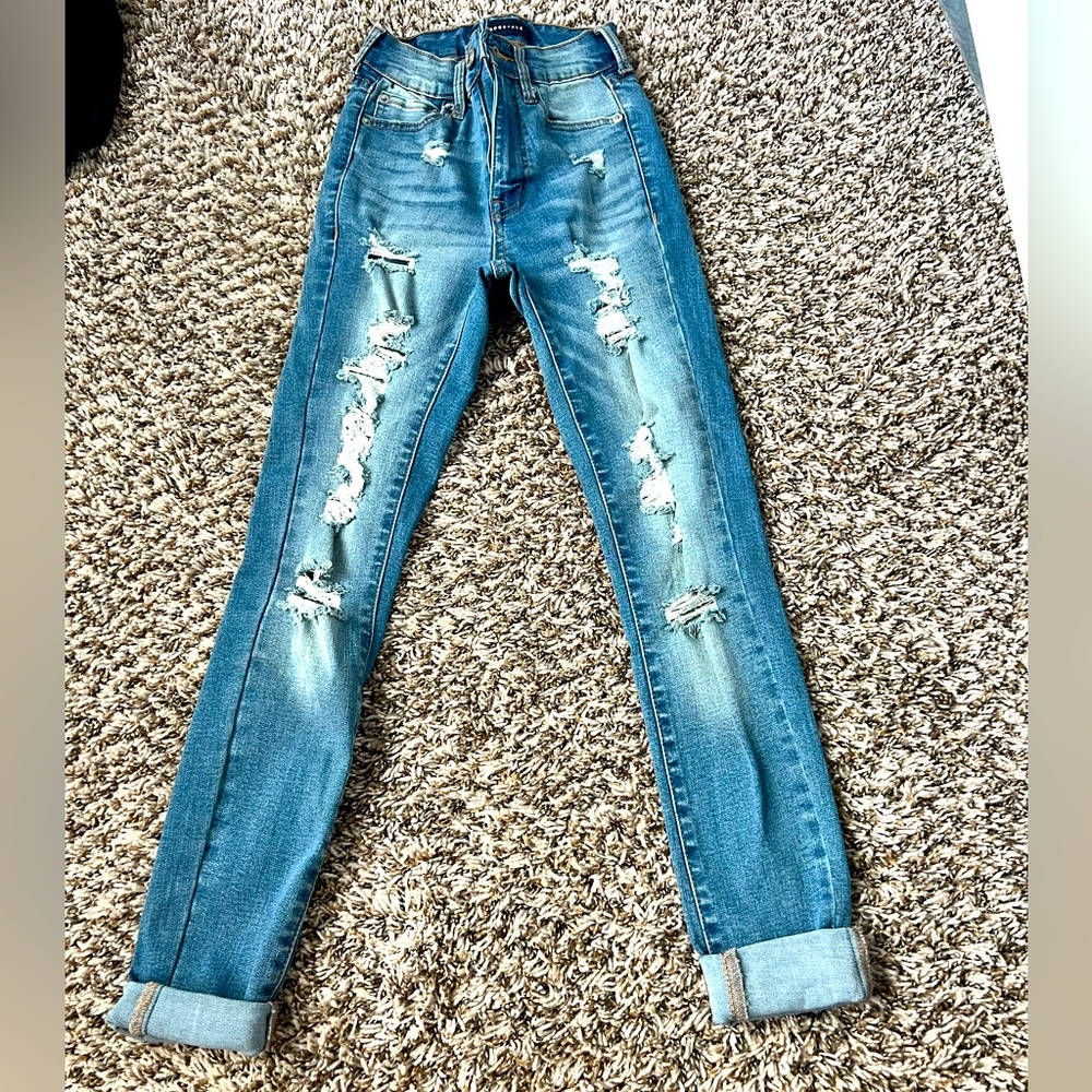High rise jegging with rips
